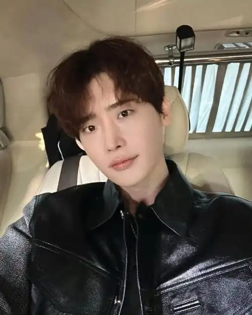 李钟硕最新自拍,哥好像真帅回来了啊,好嫩#李钟硕晒新自拍##李钟硕新