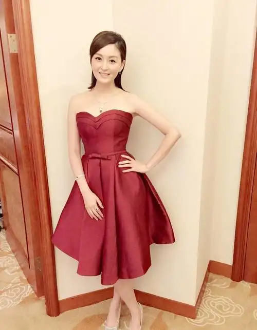 戴娇倩身穿一款红色礼裙,看起来气质又时尚,裹胸的造型多添几分小性感
