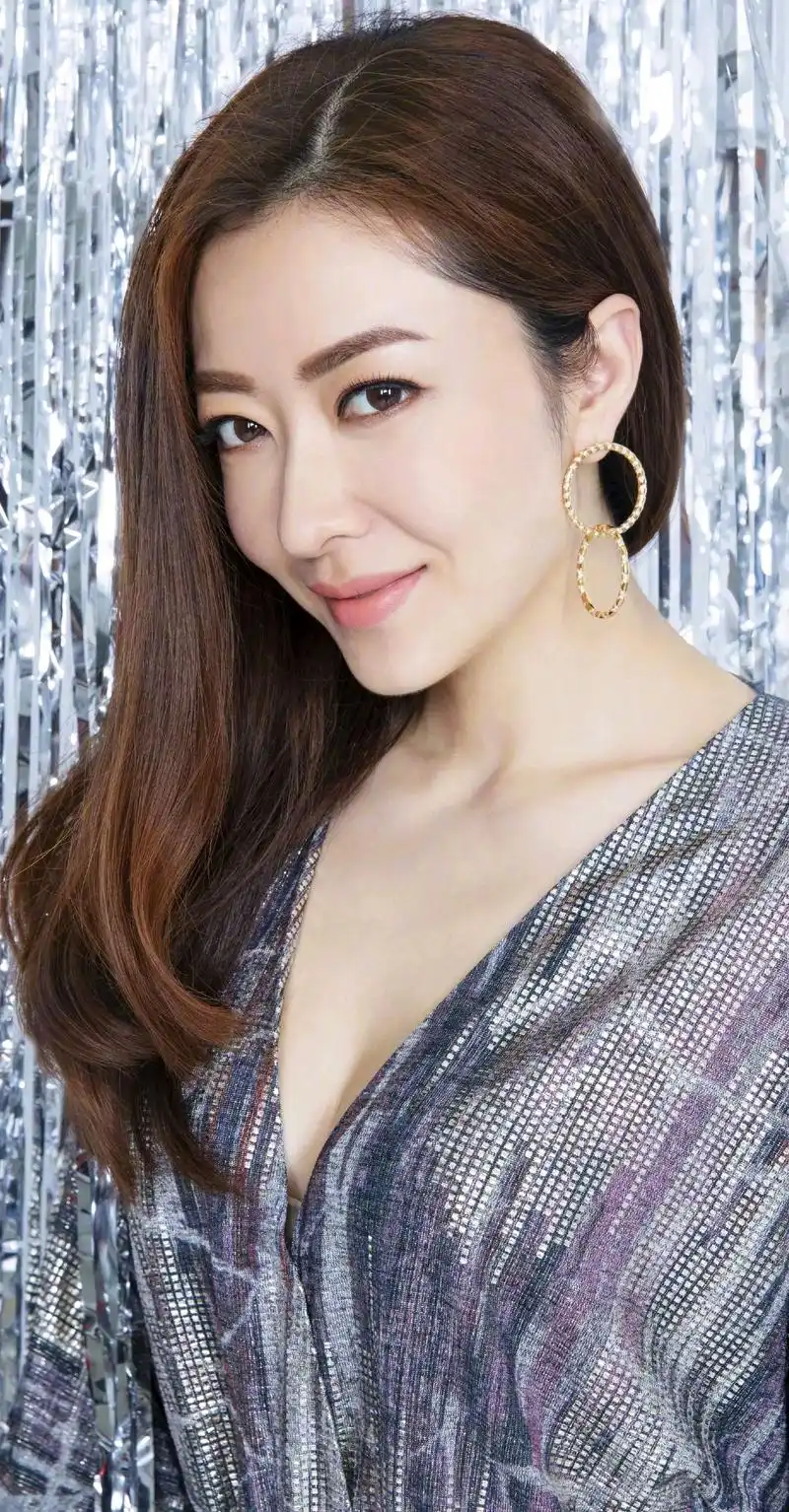 熊黛林高清写真太有女人味了,蜂腰翘臀,美不胜收