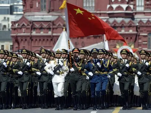 解放军三军仪仗队亮相红场阅兵中国一直践行"结伴不结盟"的政策,而在
