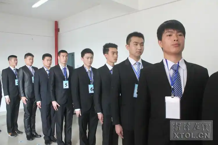南航湘潭大学招聘空姐空少 现场美女帅哥云集(组图)