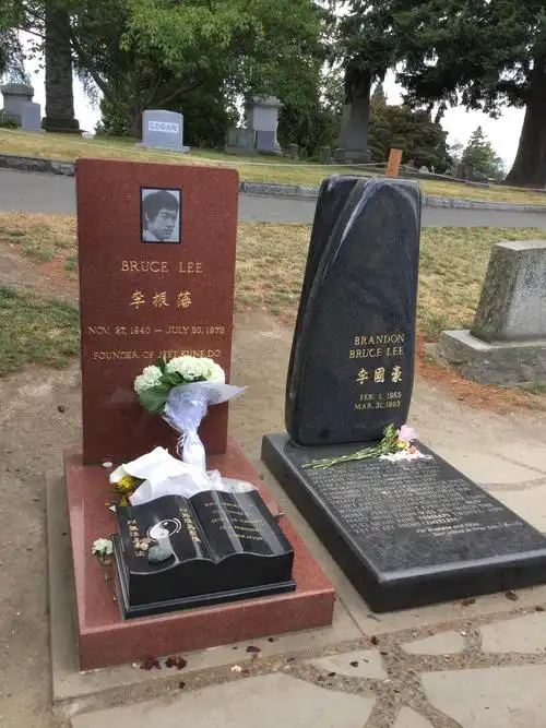 李小龙墓是我到西雅图后非常想去的一个地方,坐公交车在去华盛顿大学