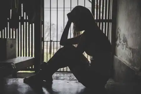 被贩卖绝望的人被关在黑暗的牢房里.贩卖人口,阻止阿布照片