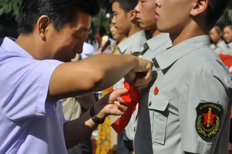 领导为光荣入伍的军人戴上了大红花,并表示祝贺!