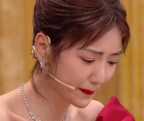 毛晓彤演哭戏被怼脸拍,双眼皮里"肉条"抢镜,整没整容一目了然