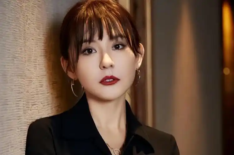 这一次,37岁的"宁贵人"热依扎,给女演员们敲响了"警钟"!