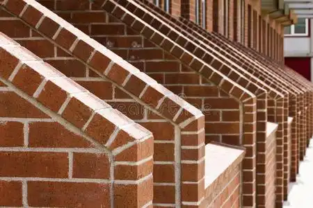 层叠层叠的砖砌楼梯照片