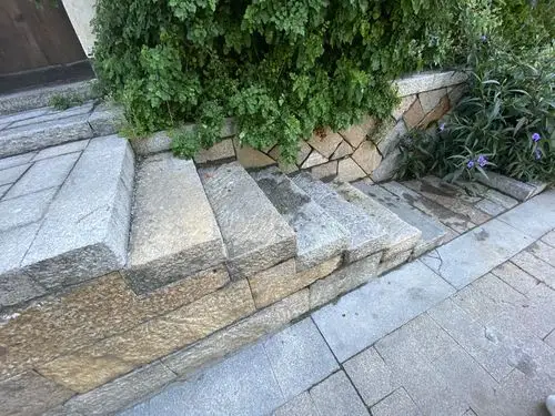 台阶采用老石板,古朴自然