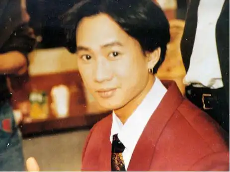 有人感慨,荧幕前笑容灿烂的家驹,写出来的歌为何如此绝望凄凉?