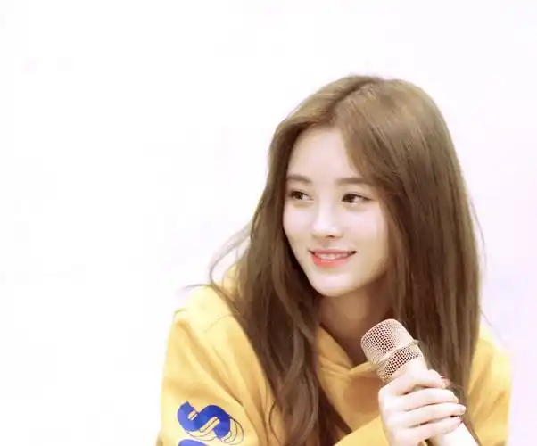 鞠婧祎,1994年6月18日出生于中国四川遂宁,中国内地流行乐女歌手,影视