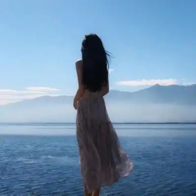 海边风景美丽但是看风景的人更美的女生经典海边头像-头像-语惜网