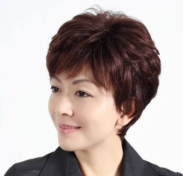 冬季40岁中年女人短发烫发发型,简单又时尚!