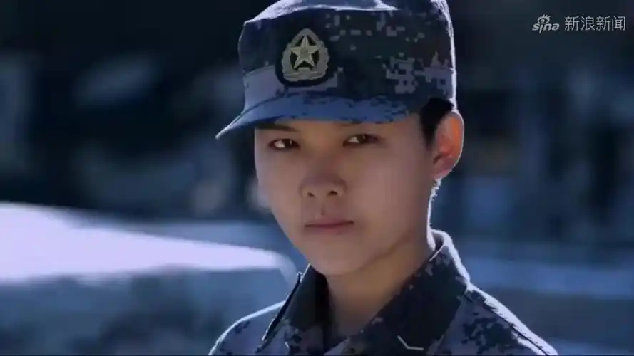 麻辣女兵:左轮发现汤小米罚站,走过去,让汤小米还子弹