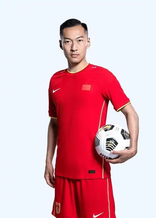 明天开打,cctv5直播!中国男足新款球衣出炉,23名国脚整装待发