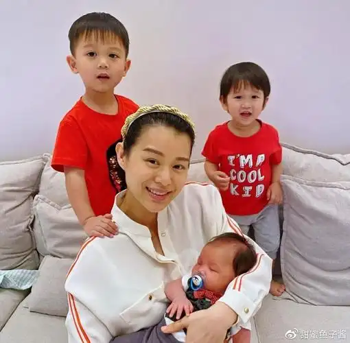 胡杏儿一家五口另类同框,为幼子庆祝百日,三胎与老大长相神相似