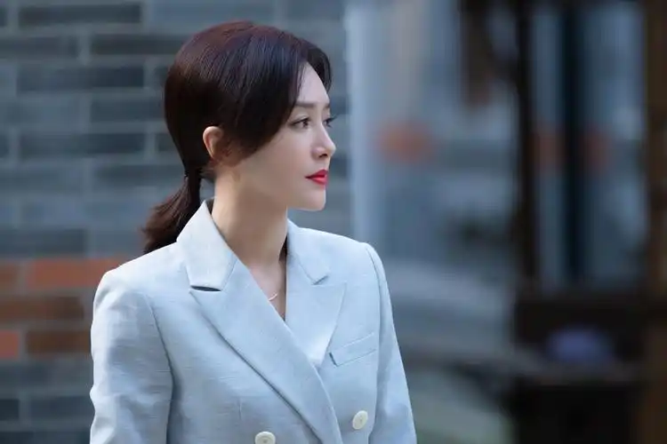 秦岚是很多观众心目中的白夜光,在经典宫斗大剧《延禧攻略》中,她饰演