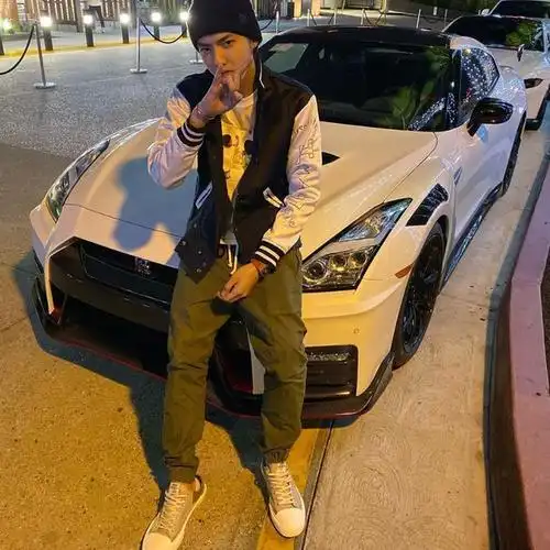 吴亦凡晒豪车引周杰伦battle 座驾全球限量6台