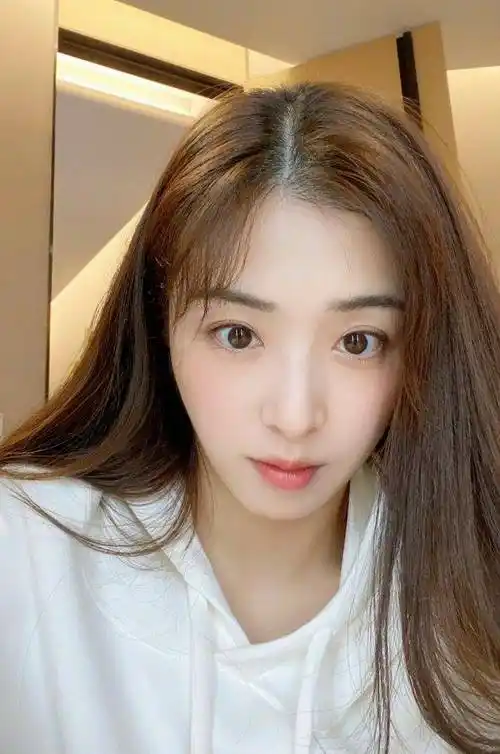 女明星张含韵时尚写真甜美可爱俊俏灵动