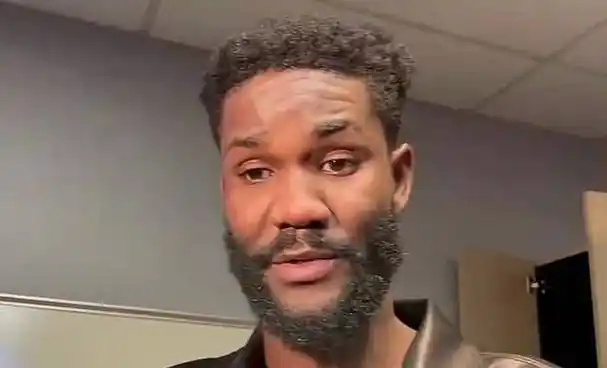 第四节镜头给艾顿,好像艾顿有点在憋笑,网友调侃,顿宝,憋不住就笑出来