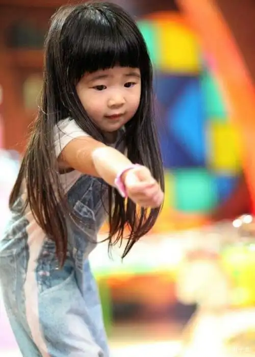 有一种整容叫曹格女儿长大过去被吐槽丑现在已高攀不起