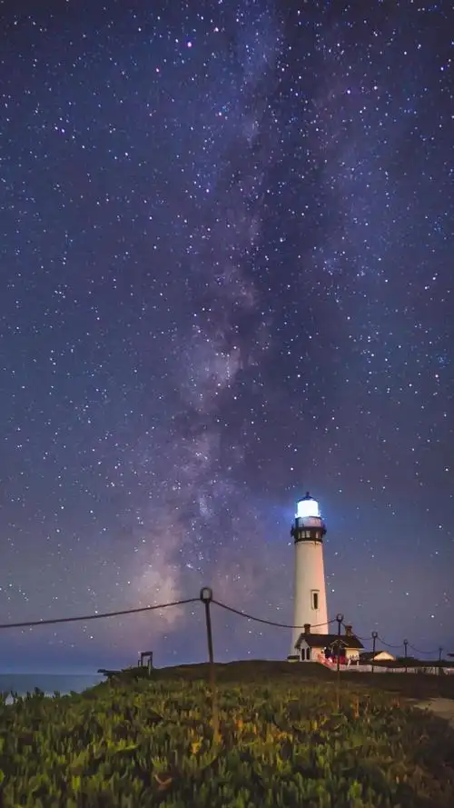 星空下的灯塔风光