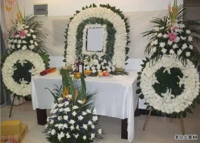 接到讣告去吊唁时应该怎么做殡葬花圈要如何送
