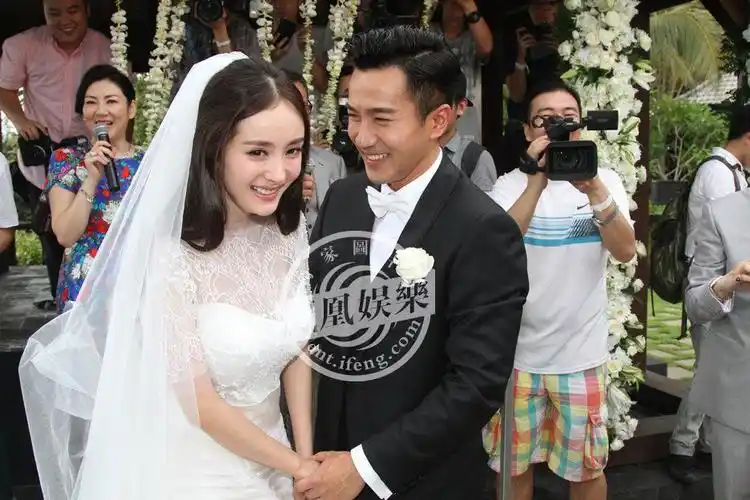 新娘子现场感动落泪.   杨幂与刘恺威牵手甜蜜亮相婚礼现场.