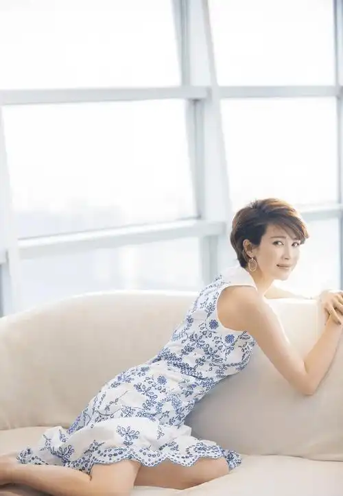 42岁的童蕾依旧很美,穿着公主裙更显气质,感觉一点都没变老_时尚_礼服