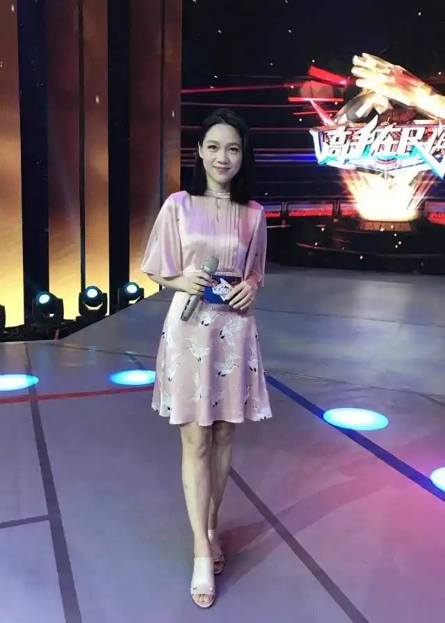 都说,周群是他这辈子最感谢的女人,其实力放在央视不亚于"董卿"