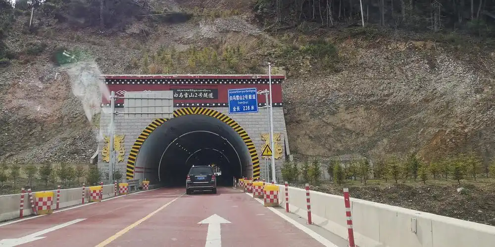 高原隧道(海拔4000多米)