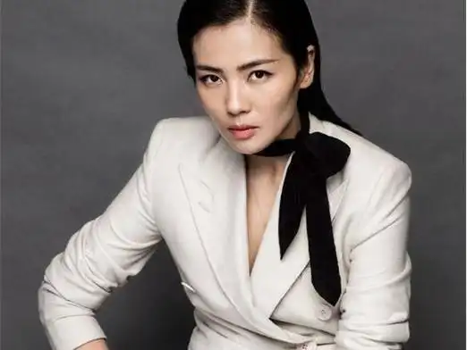 把刘涛抱在怀里,有谁注意到他手上小动作,人品如何一目了然