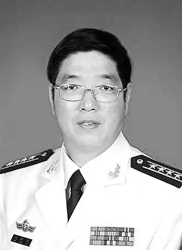 水兵和地方高校学子对话交流    ■东海舰队某登陆舰支队政委