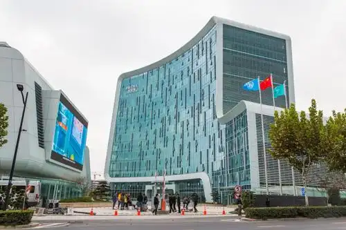 珀莱雅于2018年11月,搬进了位于杭城的新家——珀莱雅总部大厦