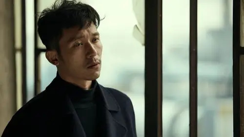 忧郁的眼神中都透露出一股熟男特有的质感魅力,在清冷光影下,羿坤深邃