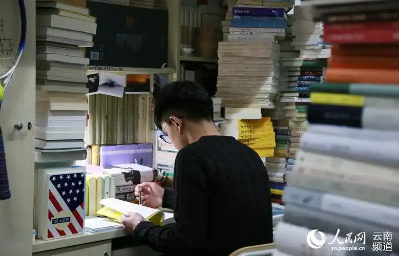 李诗白正在认真读书.人民网 虎遵会 摄