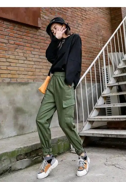 工装裤的搭配,无论是上衣的选择,还是鞋子的搭配,都能展现出独特的