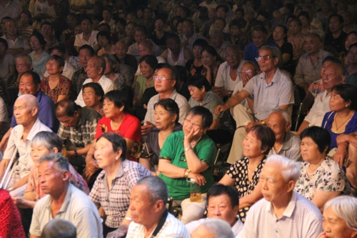 现场观众认真观看演出