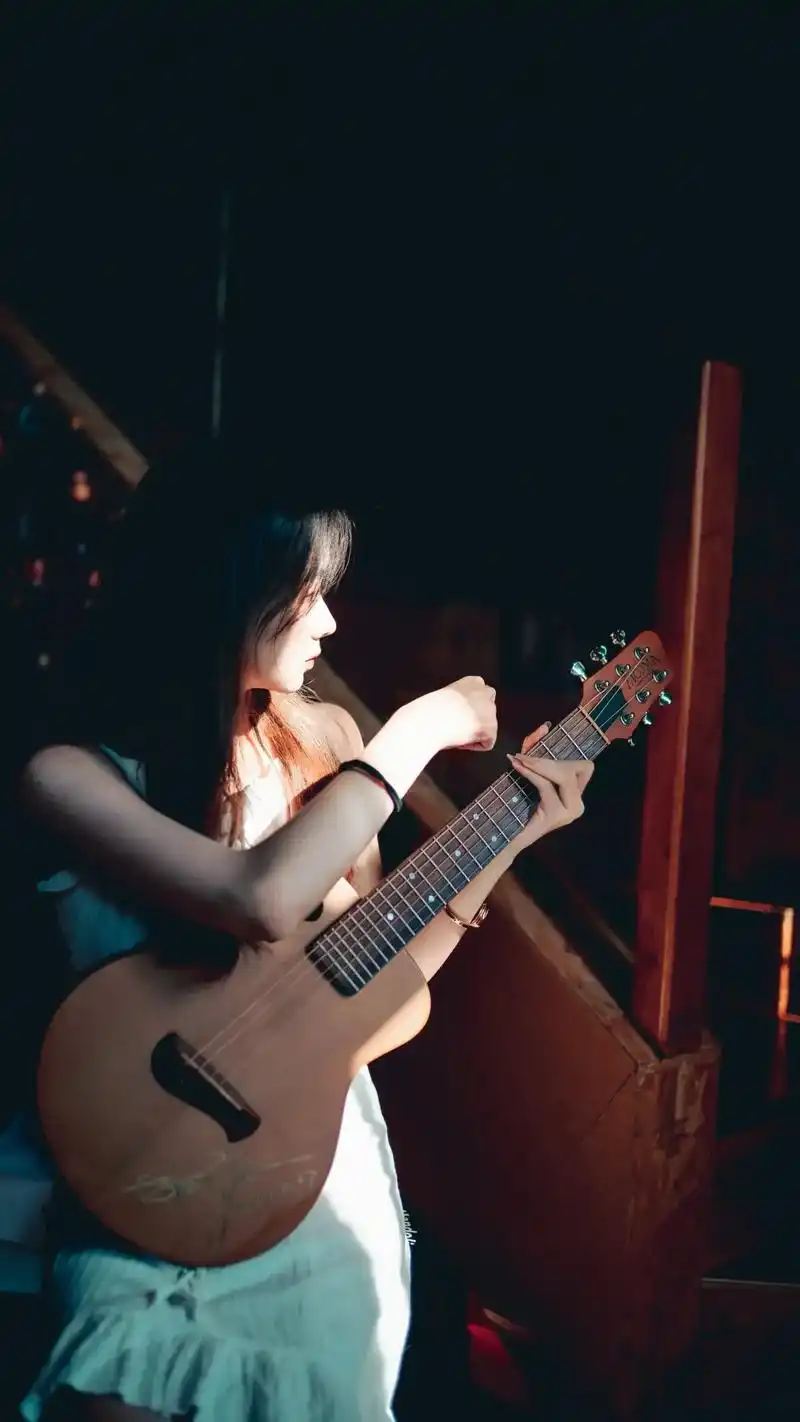 那个女孩在发光哎! #吉他 #少女写真 #少年感 - 抖音
