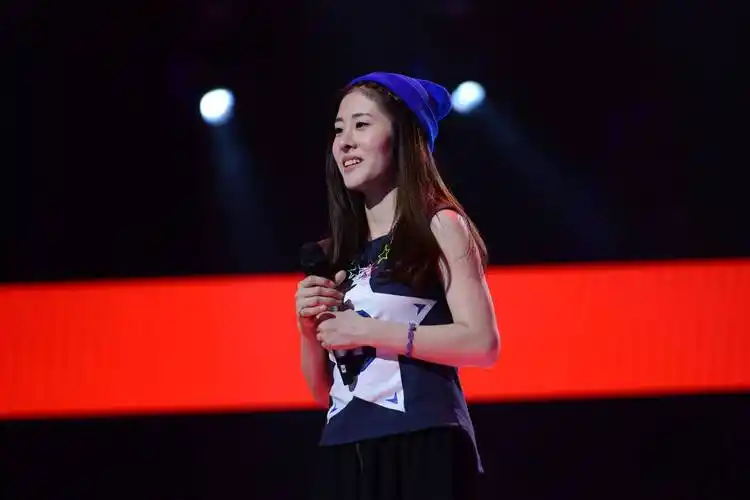 张碧晨庆祝出道九周年,事业辉煌感情坎坷,勇敢面对引人动容_华晨宇