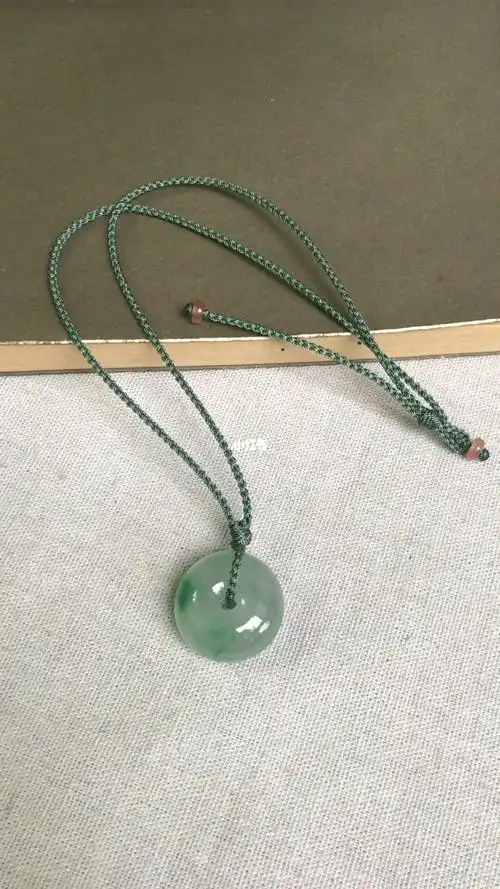 这个平安扣的项链绳是怎么编织的