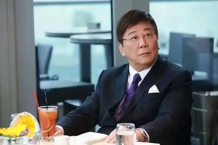 tvb最年长视帝夏雨澳门被偶遇!78岁状态回春,坐路边被指太低调