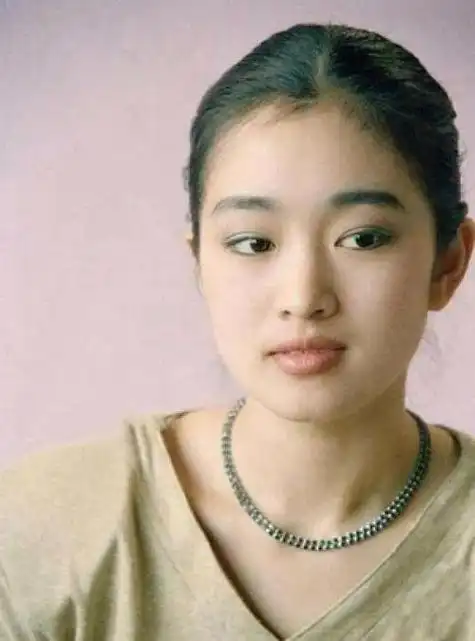 事实证明,陪法国总统访华的巩俐,已经走上了另一条大道