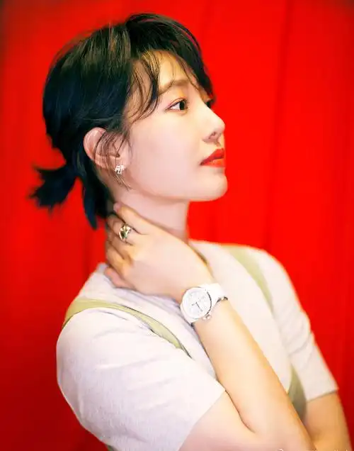 34岁的白百何真敢穿,粉西装特别减龄,网友:裙子前面也太短了!