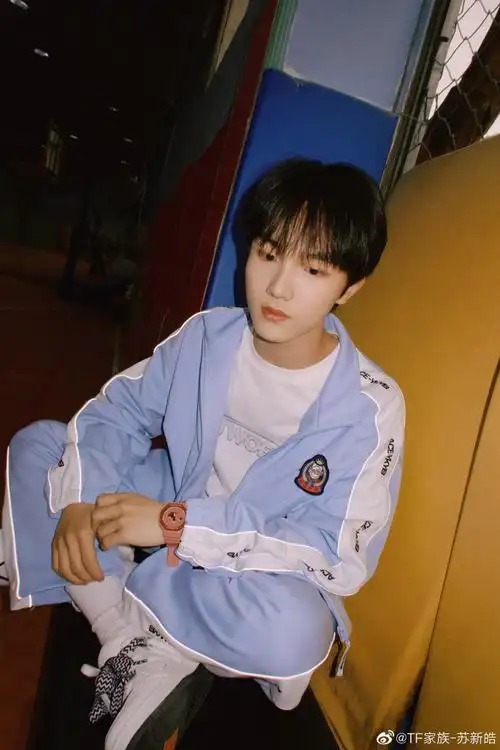 苏新皓背带裤随拍