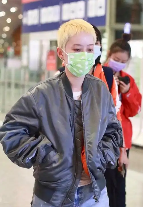 发型部分我们可以看到之前曾轶可都是短发造型,现在的她将头发剪成了