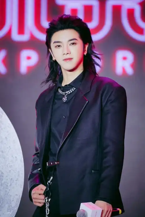 华晨宇长发摇滚造型