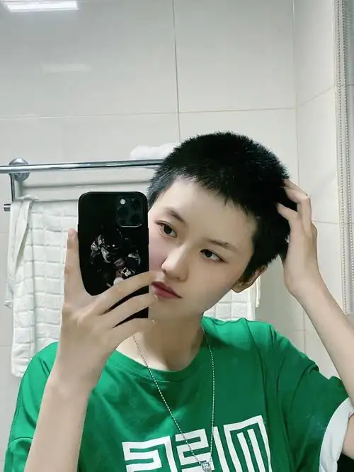 寸头一个月了75不得不说绿色真显白