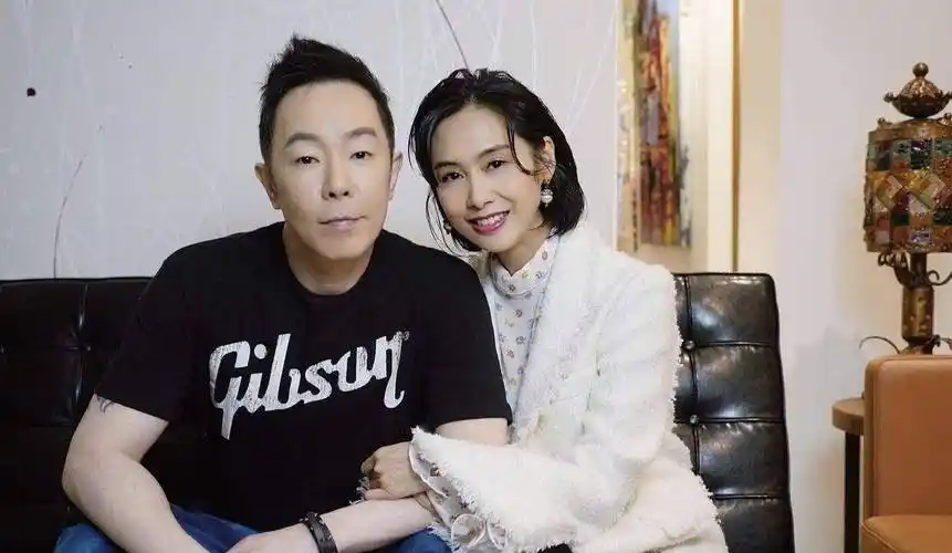 朱茵最终还是嫁给了自己的盖世英雄,嫁对了人,每天都是小女孩_黄贯中