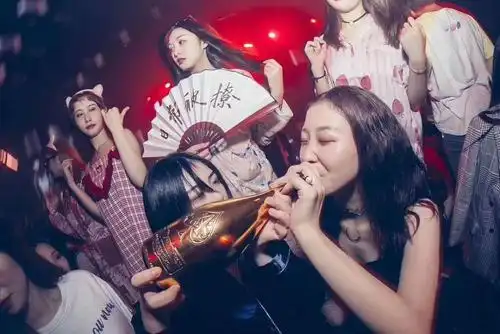 90后妈妈带娃新方式,一边夜店蹦迪一边哄娃睡觉,摇篮曲变社会摇