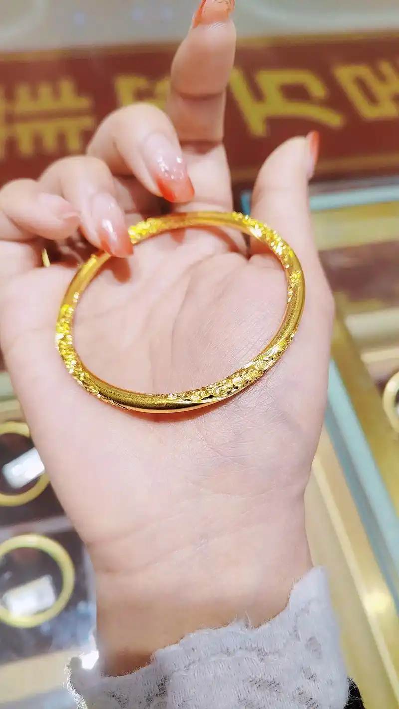 赛菲尔珠宝古法金雕刻祥云手镯新款推荐! #黄金按克卖 #卖珠 - 抖音